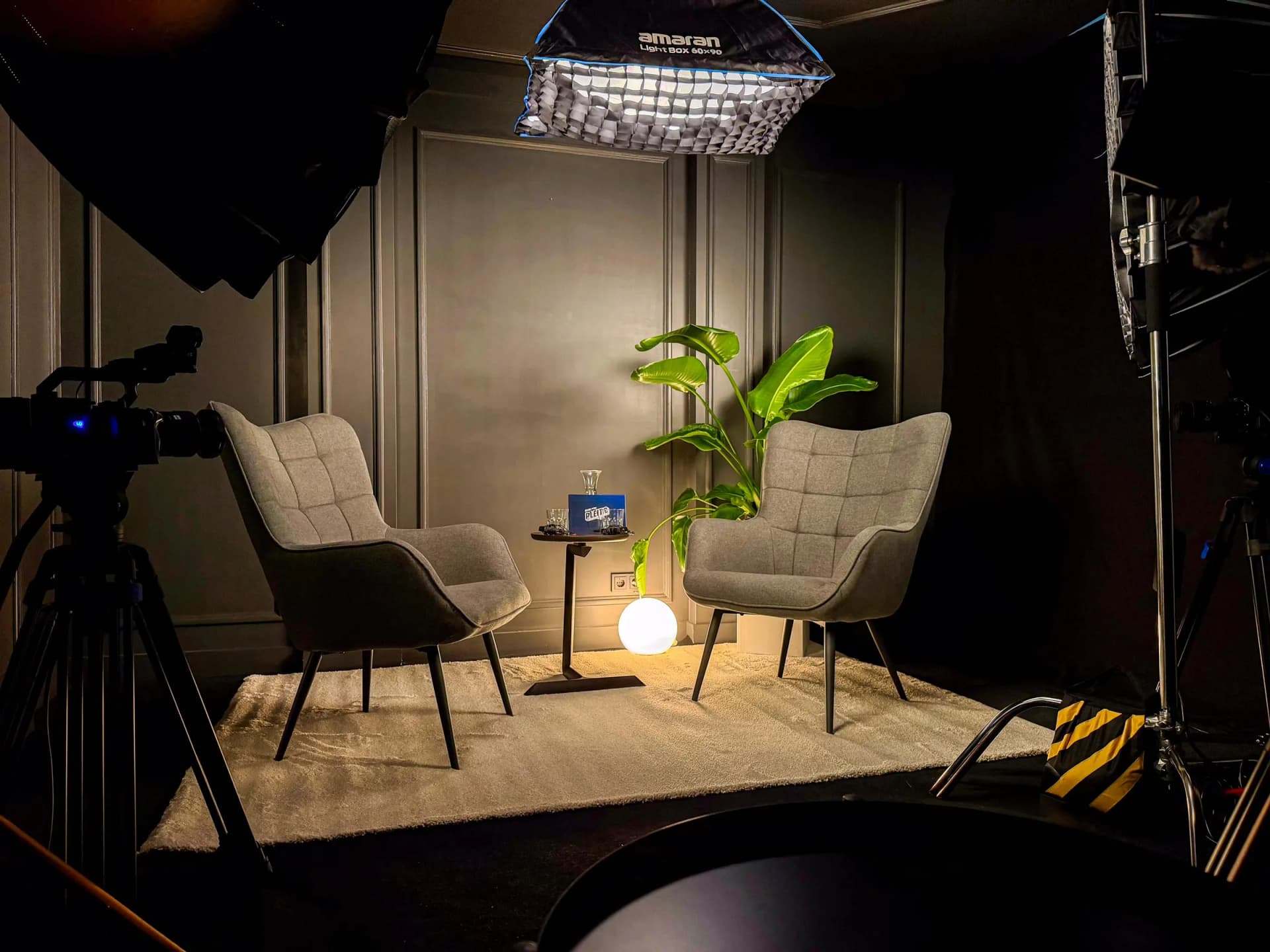Das leere Set von EHRLICH PLEITE: zwei Sessel, Licht und Kamera
