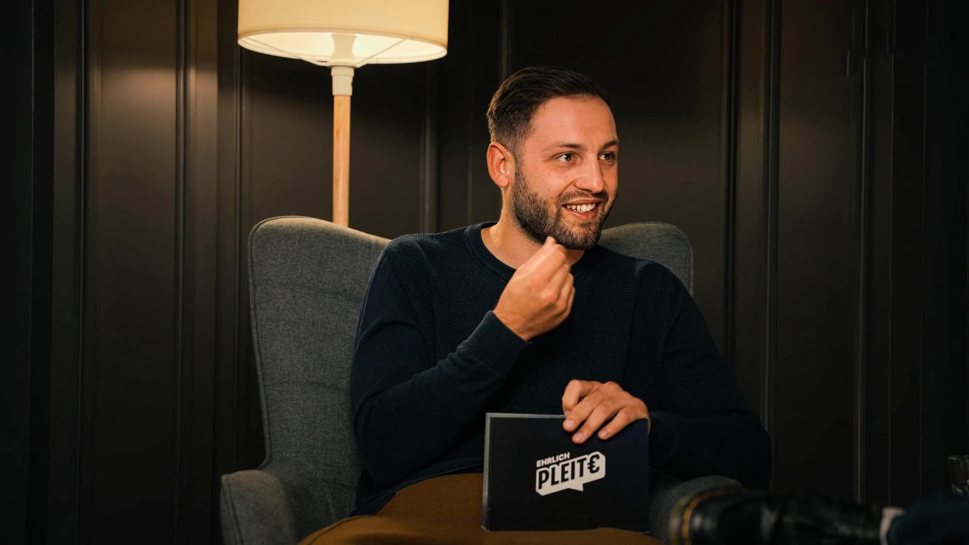 Host Nici Stemmler im Studio von EHRLICH PLEITE