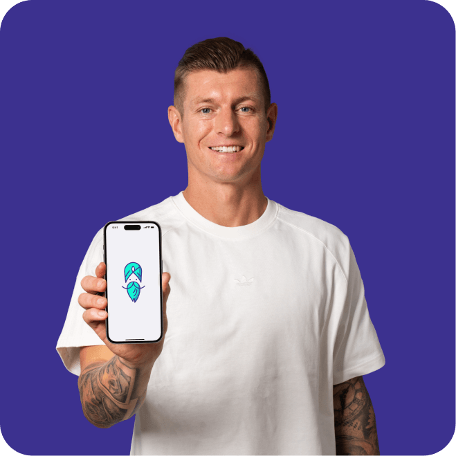 Toni Kroos mit Smartphone